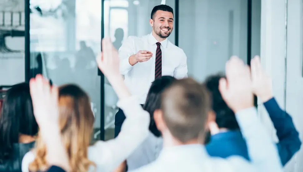 Turma de treinamento aplaudindo o palestrante