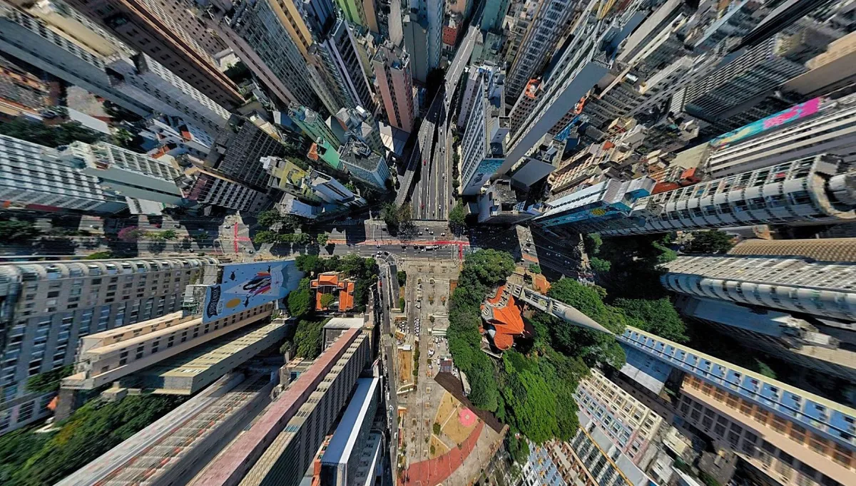 Vista aérea vertical de cruzamento cercado por prédios altos
