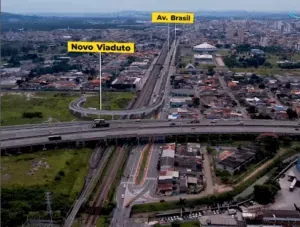 Cruzamento de rodovias em área urbana com legenda de novo viaduto