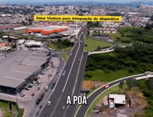 Avenida com comércio ao lado e legenda sobre adequação de dispositivo viário